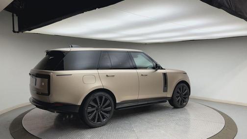 2026 Land Rover Range Rover P615 SV
