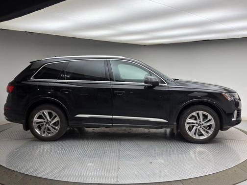 Mythos Black Metallic 2023 Audi Q7 55 Premium Plus
