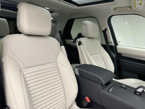 2026 Land Rover Discovery Tempest Edition