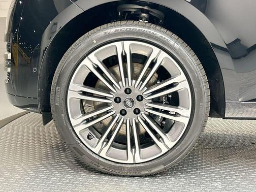 2025 Land Rover Range Rover P530 SE 7 Seat