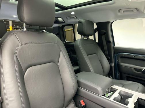 2025 Land Rover Defender 110 P300