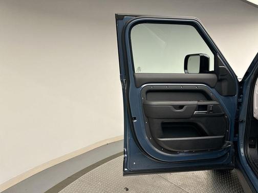 2025 Land Rover Defender 110 P300