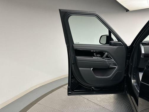 2025 Land Rover Range Rover P400 SE