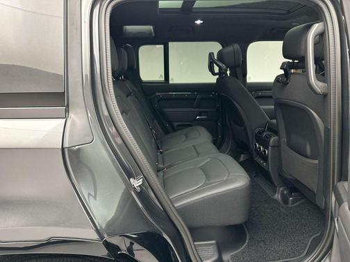 2025 Land Rover Defender 110 V8