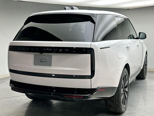 2026 Land Rover Range Rover P550e SE