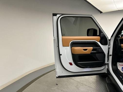 2023 Land Rover Defender V8