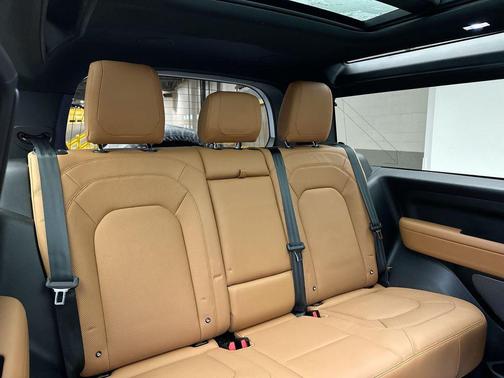 2023 Land Rover Defender V8