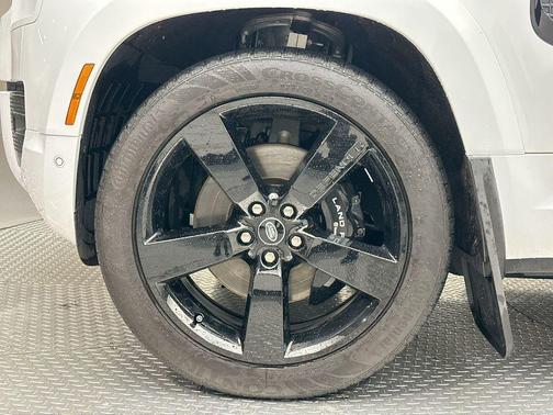 2023 Land Rover Defender V8