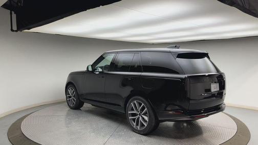 2026 Land Rover Range Rover P550e SE