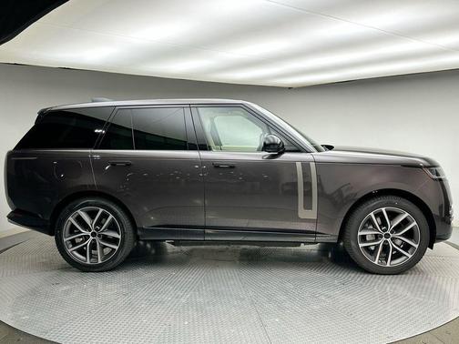2026 Land Rover Range Rover P550e SE