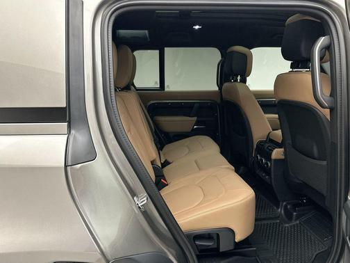 2025 Land Rover Defender 110 P300