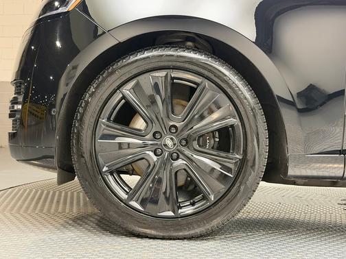 Santorini Black Metallic 2025 Land Rover Range Rover SE