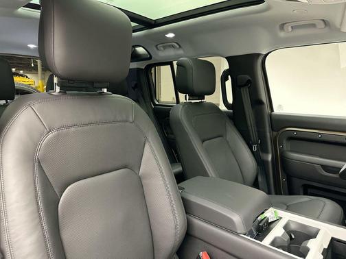 2025 Land Rover Defender 110 P400 S