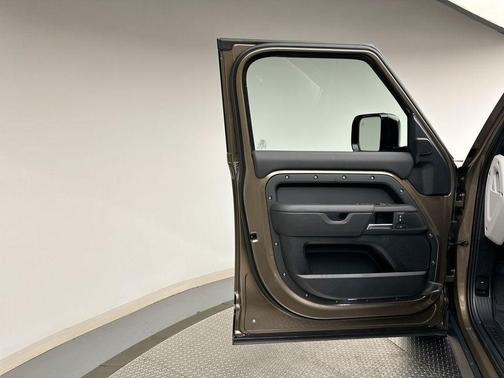 2025 Land Rover Defender 110 P400 S