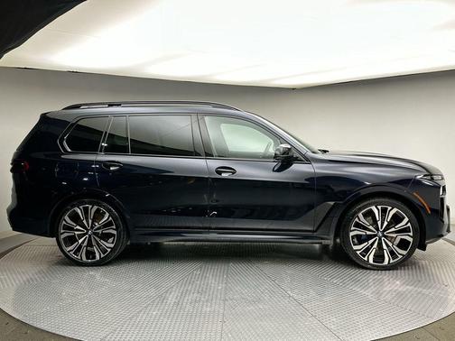 2023 BMW X7 M60i