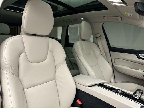 2024 Volvo XC60 B5 Core Dark Theme