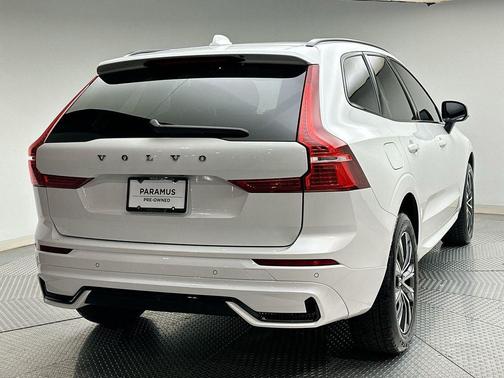 2024 Volvo XC60 B5 Core Dark Theme