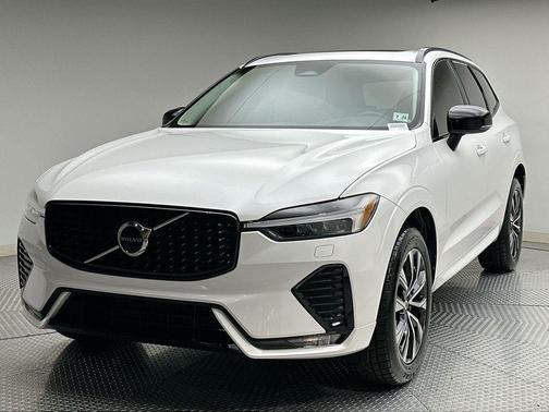 2024 Volvo XC60 B5 Core Dark Theme