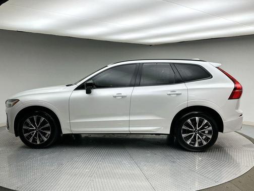 2024 Volvo XC60 B5 Core Dark Theme