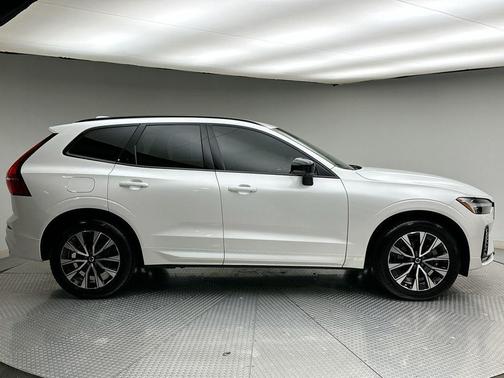 2024 Volvo XC60 B5 Core Dark Theme