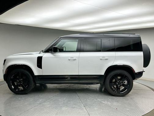 2026 Land Rover Defender 110 X-Dynamic SE