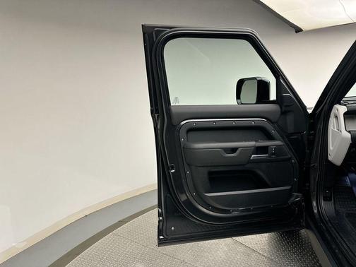 2025 Land Rover Defender 110 P400 S