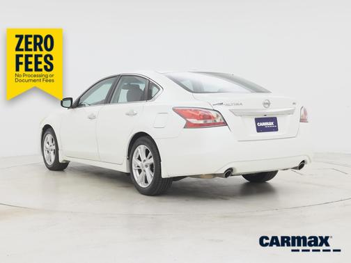 White 2015 Nissan Altima SV