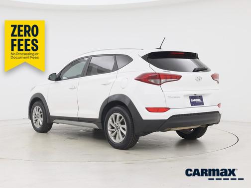 White 2017 Hyundai TUCSON SE