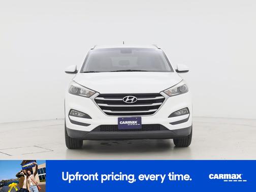 White 2017 Hyundai TUCSON SE