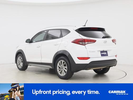 White 2017 Hyundai TUCSON SE