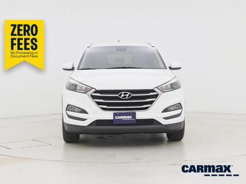 White 2017 Hyundai TUCSON SE