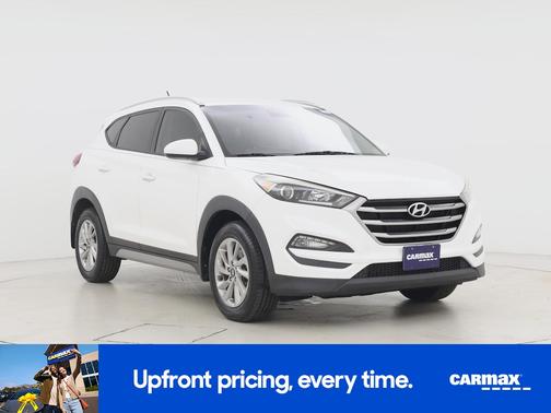 White 2017 Hyundai TUCSON SE