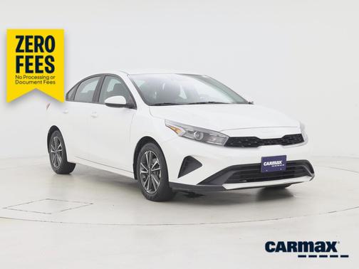 White 2023 Kia Forte LXS