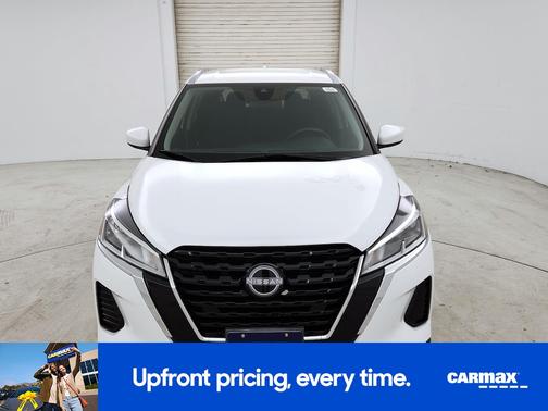 White 2023 Nissan Kicks SV