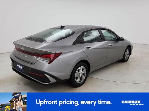 Gray 2024 Hyundai ELANTRA SE