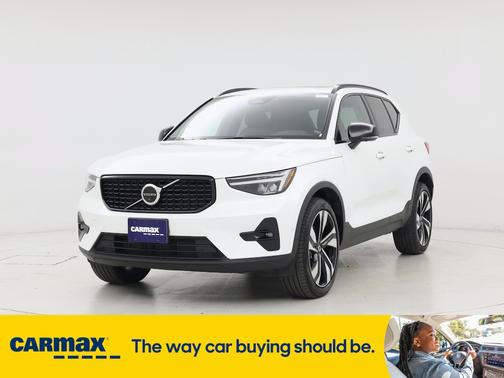 2025 Volvo XC40 B5 Plus Dark Theme