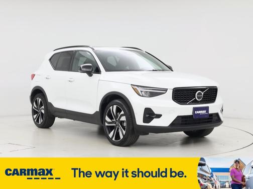 2025 Volvo XC40 B5 Plus Dark Theme