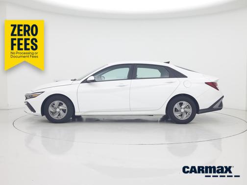 White 2024 Hyundai ELANTRA SE