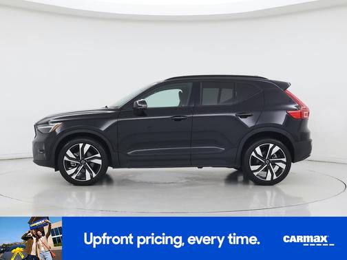 2025 Volvo XC40 B5 Plus Dark Theme