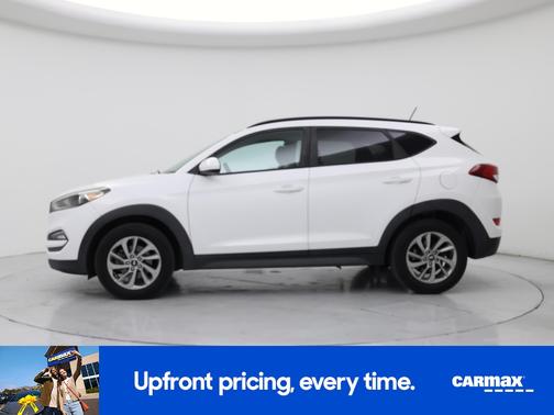 White 2016 Hyundai TUCSON SE