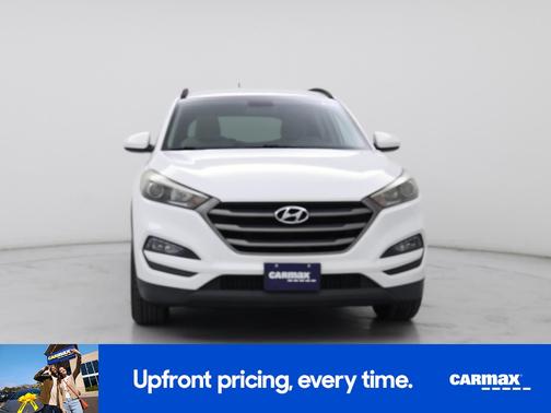 White 2016 Hyundai TUCSON SE