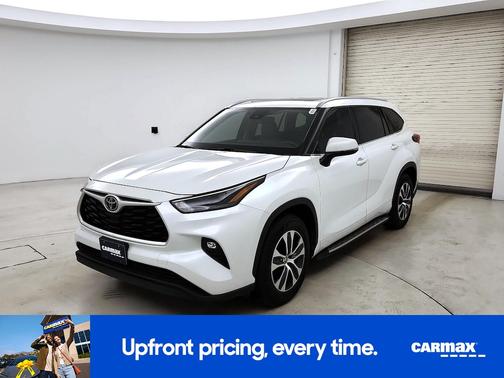 White 2022 Toyota Highlander XLE