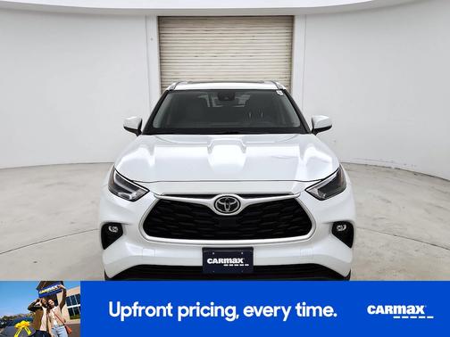 White 2022 Toyota Highlander XLE