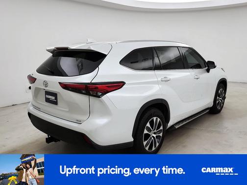 White 2022 Toyota Highlander XLE