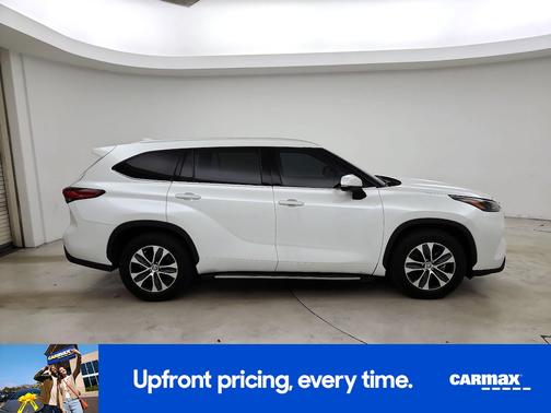 White 2022 Toyota Highlander XLE