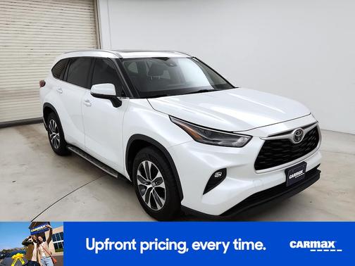 White 2022 Toyota Highlander XLE