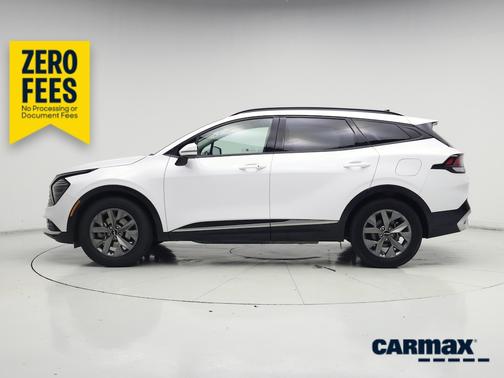 White 2024 Kia Sportage SX