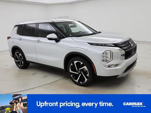White 2023 Mitsubishi Outlander SE