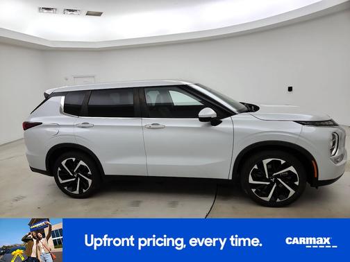 White 2023 Mitsubishi Outlander SE