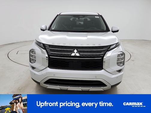 White 2023 Mitsubishi Outlander SE